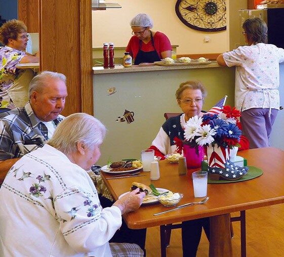 Residents eating lunch together.